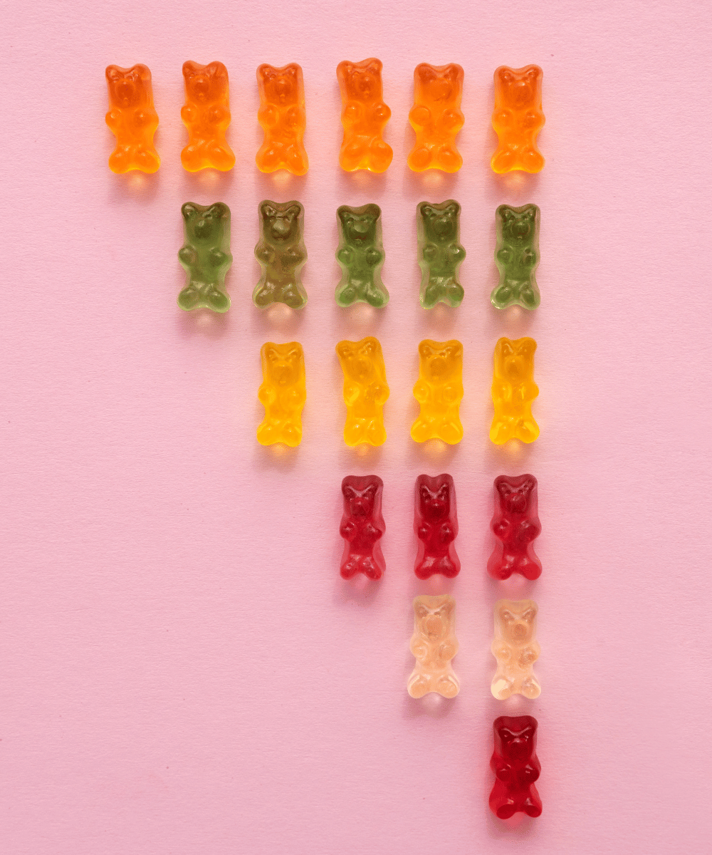 oursons Gummie sur un fond rose